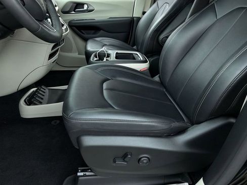 Used 2024 Chrysler Pacifica Touring-L image 22