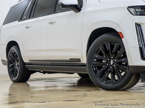 Used 2021 Cadillac Escalade ESV Sport w/ Driver Assist Tech Package AWD/4WD image 4