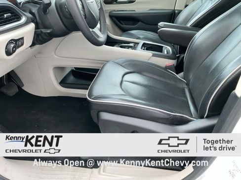 Used 2024 Chrysler Pacifica Limited image 29