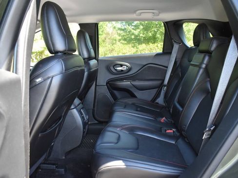 Used 2019 Jeep Cherokee Trailhawk w/ Comfort/Convenience Group AWD/4WD image 22