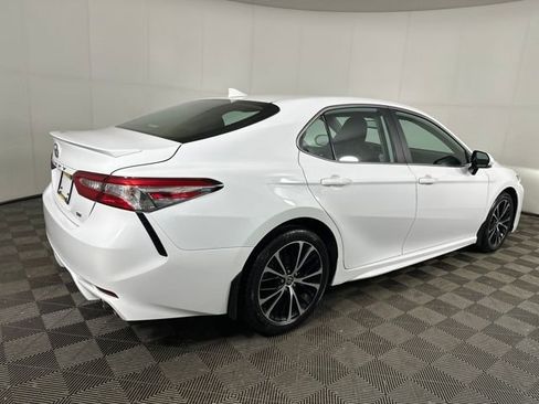 Used 2020 Toyota Camry SE image 3
