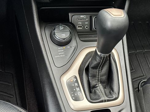 Used 2017 Jeep Cherokee Limited w/ Luxury Group image 25