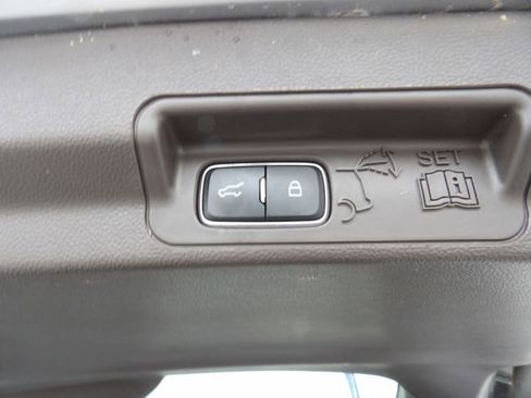 Certified 2020 Ford Explorer Platinum w/ Premium Technology Package image 33