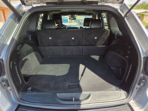 Used 2018 Jeep Grand Cherokee Altitude RWD image 12