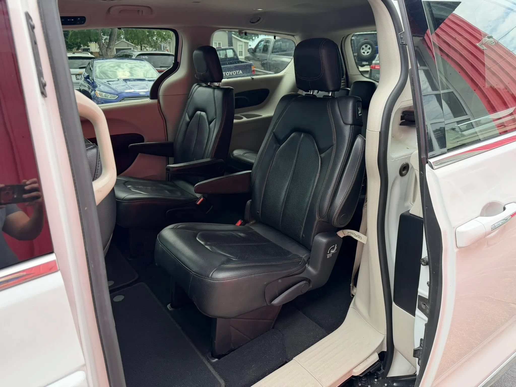 Used 2020 Chrysler Pacifica Touring-L FWD image 11