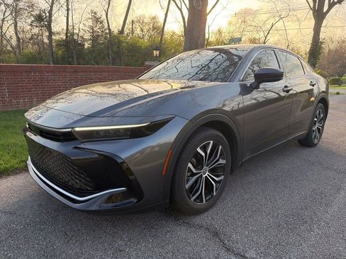 Used 2023 Toyota Crown Limited image 2