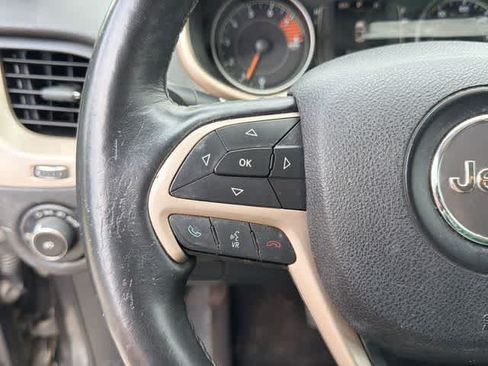 Used 2016 Jeep Cherokee Latitude w/ Cold Weather Group AWD/4WD image 8