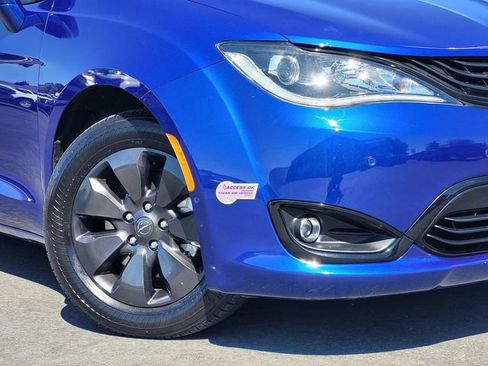 Used 2019 Chrysler Pacifica Limited w/ Advanced Safetytec Group FWD image 9