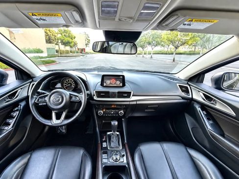 Used 2018 MAZDA MAZDA3 Touring FWD image 12