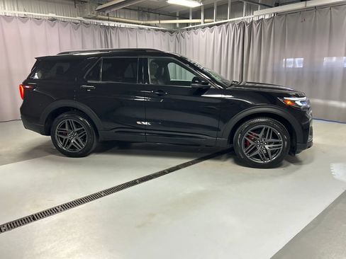 Used 2025 Ford Explorer ST-Line w/ ST-Line Street Pack AWD/4WD image 8