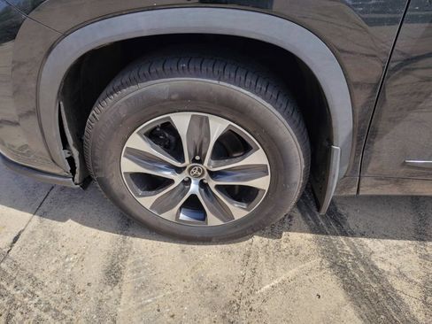 Used 2023 Toyota Highlander XLE AWD/4WD image 2