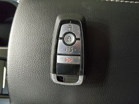 Used 2019 Ford Fusion SE image 32