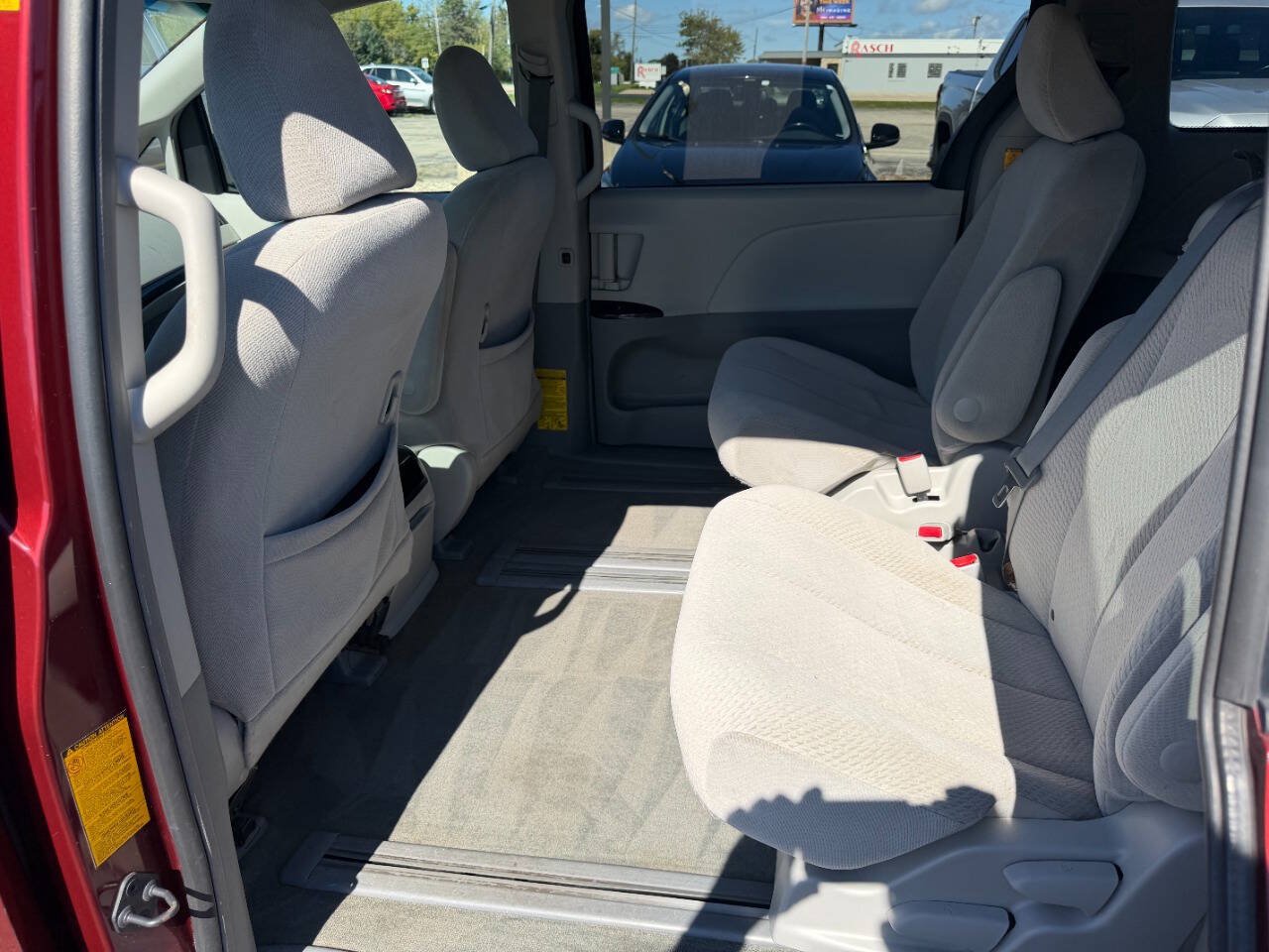 Used 2013 Toyota Sienna LE w/ Towing Pkg FWD image 12
