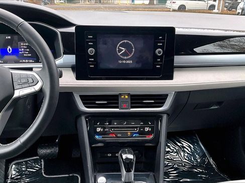 Certified 2025 Volkswagen Taos SE w/ Panoramic Sunroof Package image 5