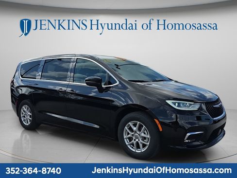 Used 2024 Chrysler Pacifica Touring-L FWD image 1