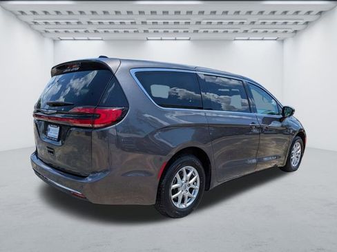 Used 2023 Chrysler Pacifica Touring-L FWD image 4