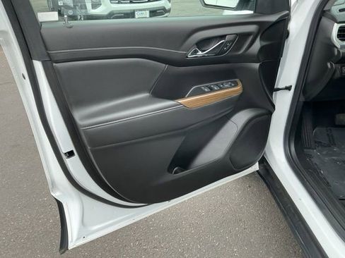 Used 2023 GMC Acadia SLE image 12