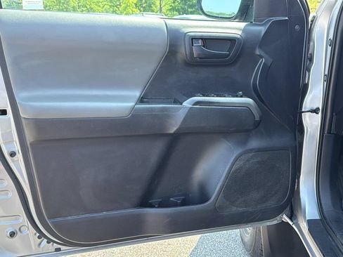 Used 2020 Toyota Tacoma SR5 AWD/4WD image 9