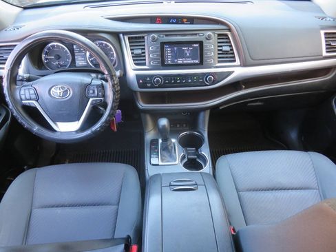 Used 2019 Toyota Highlander LE AWD/4WD image 12
