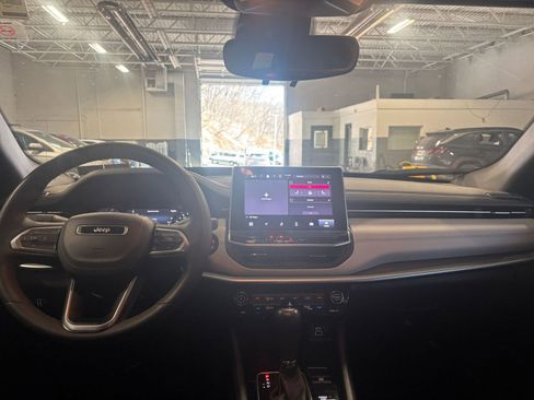 Used 2025 Jeep Compass Limited image 33