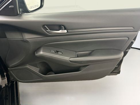 Used 2025 Nissan Altima 2.5 SV FWD image 32