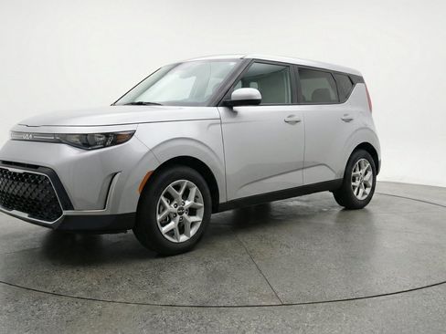 Used 2025 Kia Soul LX w/ LX Technology Package FWD image 3