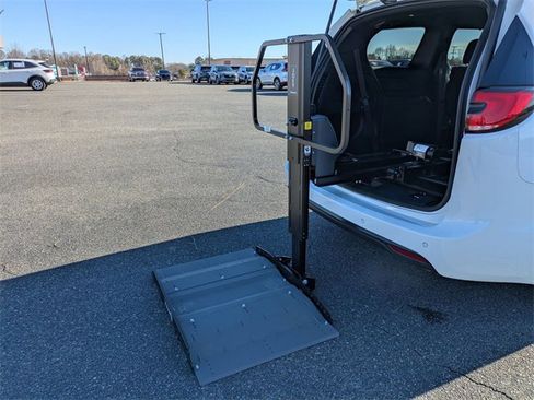 Used 2021 Chrysler Pacifica Touring w/ S Appearance Package image 35