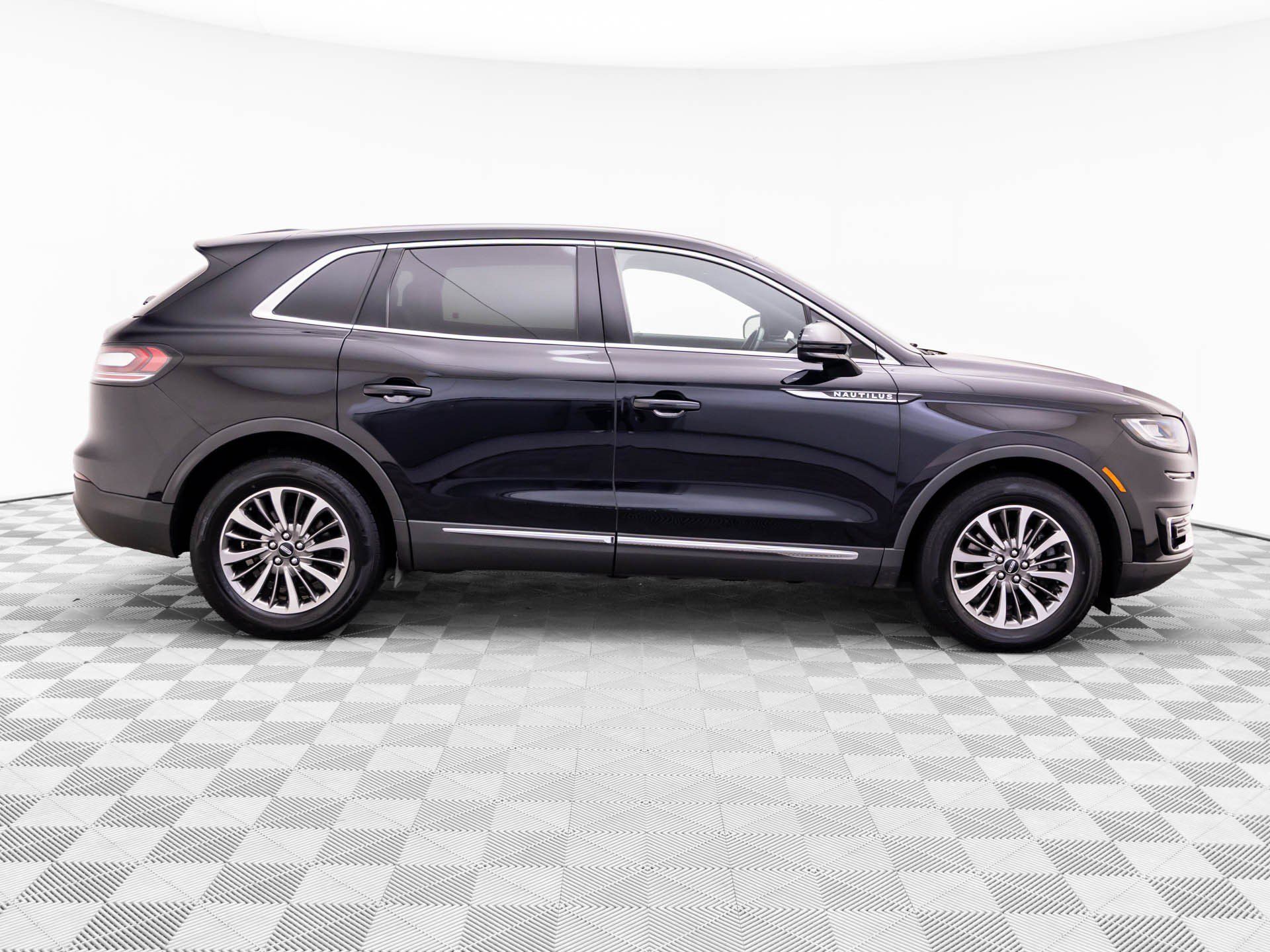 Used 2019 Lincoln Nautilus Select AWD/4WD image 7