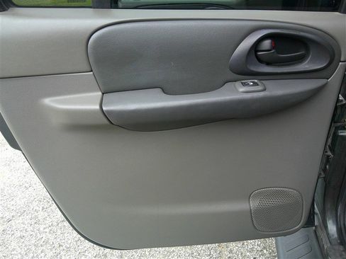 Used 2004 Chevrolet TrailBlazer 4WD w/ LT Preferred Equipment Group image 13