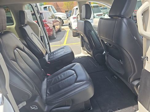Certified 2022 Chrysler Pacifica Touring-L FWD image 11