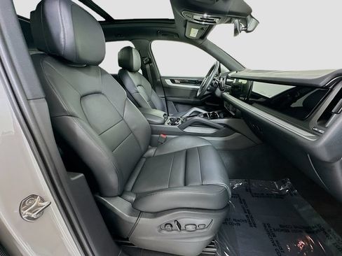 Certified 2025 Porsche Cayenne AWD/4WD image 30
