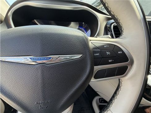 Used 2018 Chrysler Pacifica Limited FWD image 35