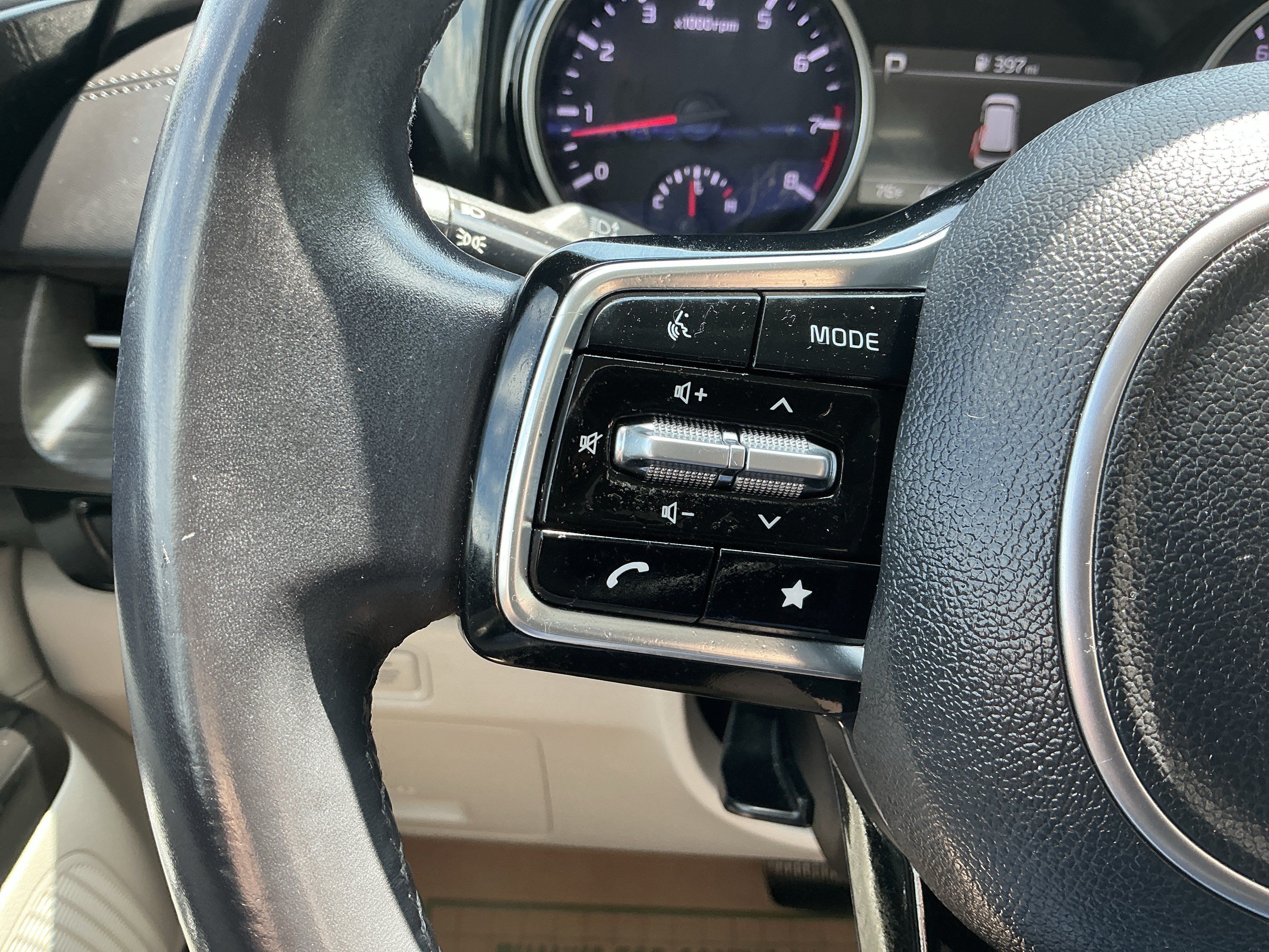 Used 2024 Kia Carnival EX FWD image 19