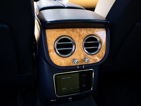 Used 2022 Bentley Bentayga AWD/4WD image 52