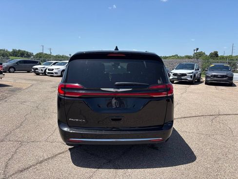 Used 2025 Chrysler Pacifica Select FWD image 6