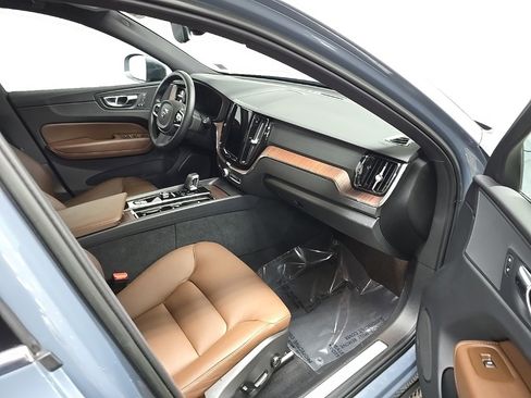 Used 2023 Volvo XC60 B5 Plus image 16