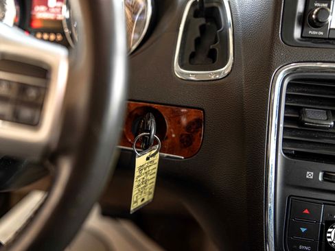 Used 2015 Chrysler Town & Country Touring image 25