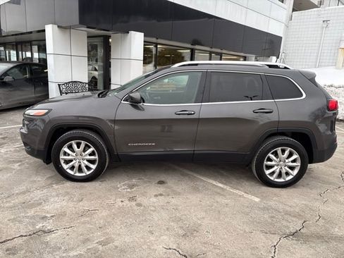Used 2017 Jeep Cherokee Limited image 2