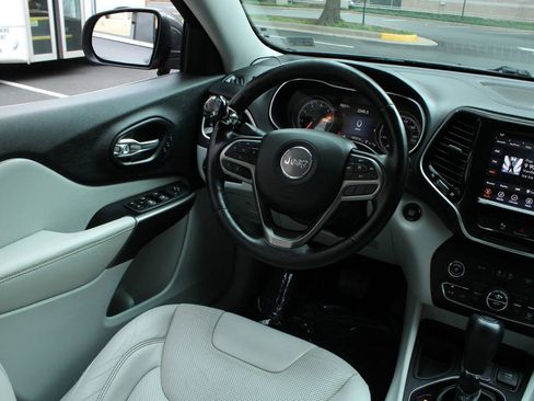 Used 2020 Jeep Cherokee Limited image 25