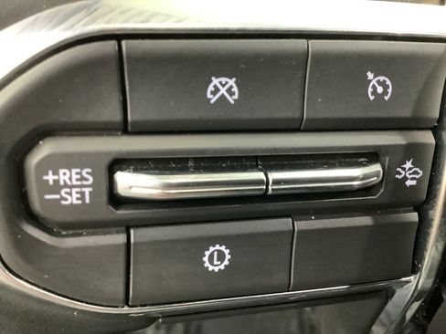 Used 2025 GMC Acadia Elevation image 17