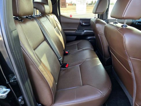 Used 2022 Toyota Tacoma Limited image 8