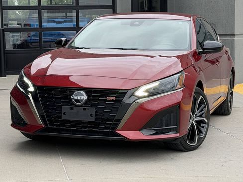 Used 2024 Nissan Altima 2.5 SR FWD image 3