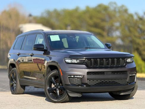 Used 2022 Jeep Grand Cherokee L Limited w/ Black Appearance Package image 4
