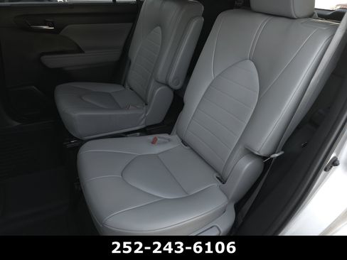 Used 2023 Toyota Highlander XLE FWD image 28