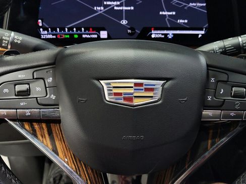 Used 2023 Cadillac Escalade Luxury AWD/4WD image 38