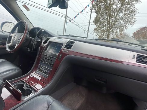 Used 2011 Cadillac Escalade EXT Premium image 26