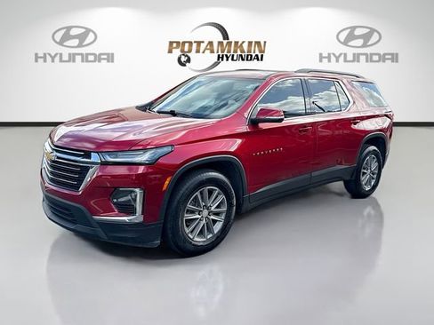 Used 2023 Chevrolet Traverse LT image 1
