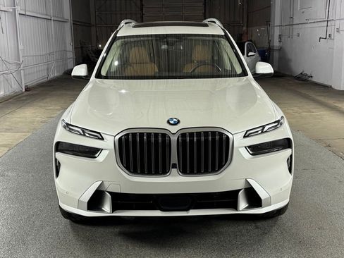 Used 2024 BMW X7 xDrive40i w/ Premium Package AWD/4WD image 3