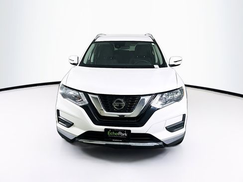 Used 2020 Nissan Rogue SV image 2