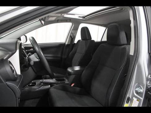 Used 2018 Toyota RAV4 XLE AWD/4WD image 5
